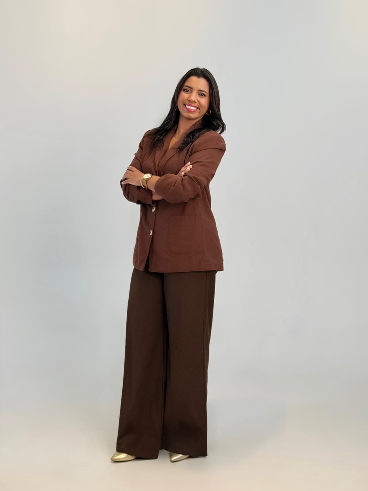 Carol Souza em atividade comunitária ao lado de moradores locais.